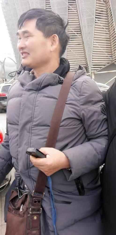 “文盲懒汉”的帽子扣得响，大衣哥朱之文的钱袋子，却越揣越鼓，就离谱。网上骂