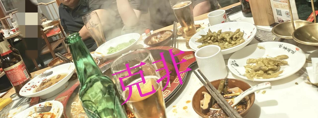 昨天晚上酒局，M总讲了一个段子，说是他过去一个分公司经理，当年三十五六岁，独身挺