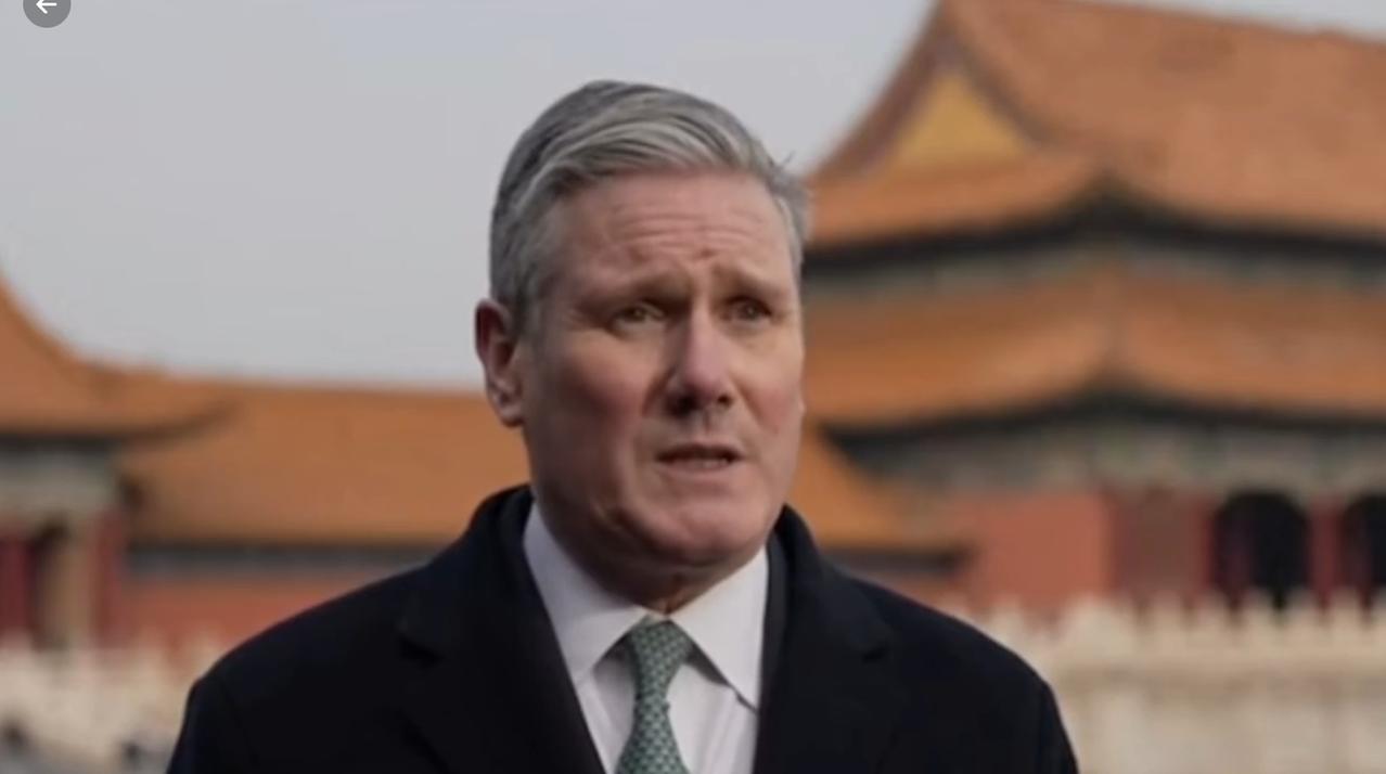 1月29日英国首相为何在北京故宫接受采访？真实原因大有深意。原因之一是八年前特雷