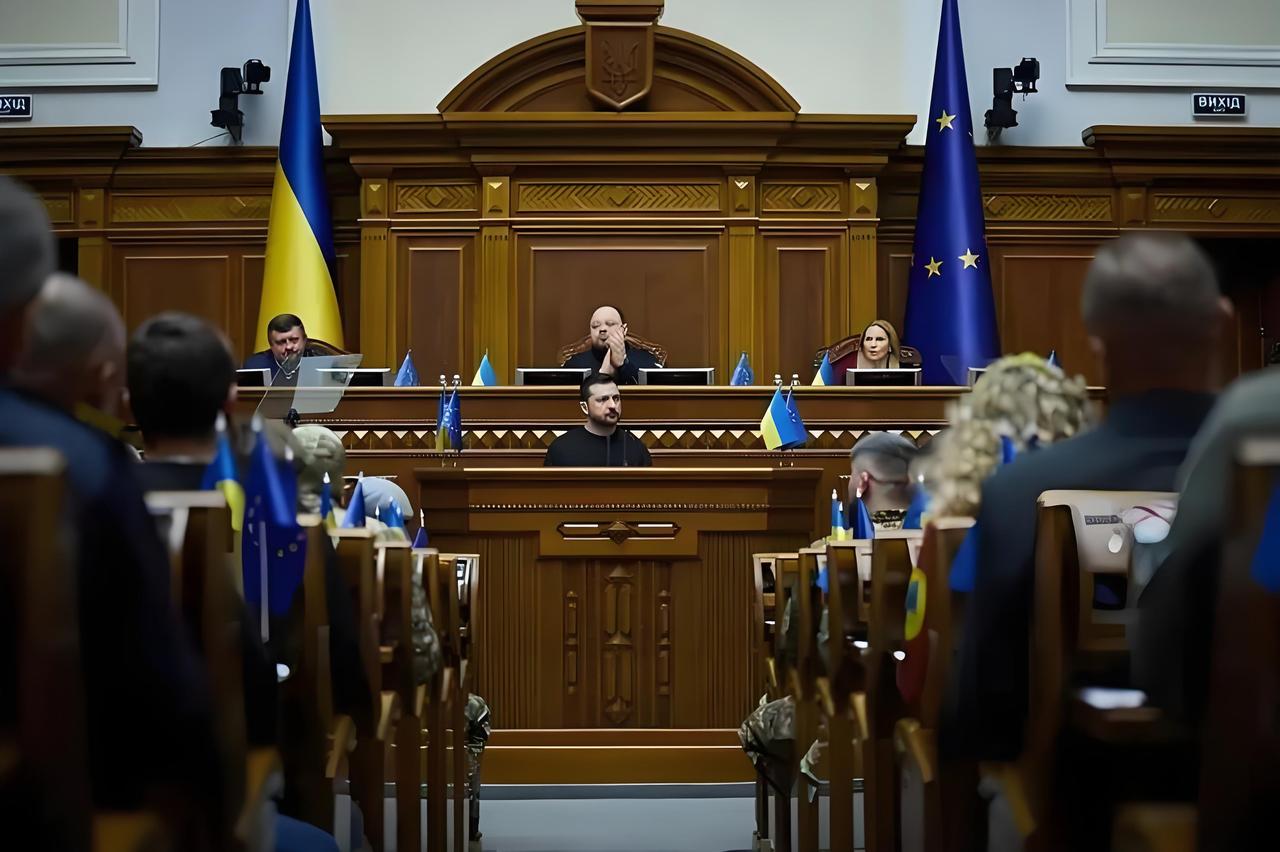 当地时间26日，乌克兰议会，又投票了。 330票赞成，几乎全票。结果不是组织