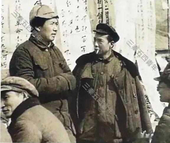 毛爷爷这张老照片，十分罕见，在那艰苦的岁月里，他与人民同甘共苦，始终保持劳动人民