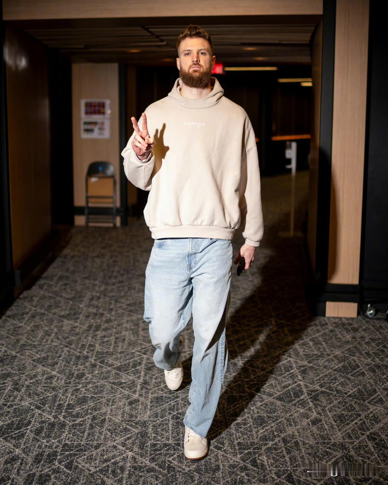 这就是阿特金森不把韦德撤下首发的原因么？根据NBA官网的对位数据显示，骑