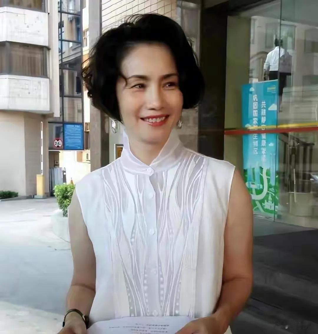 徐俐的人生，宛如一部精彩纷呈的剧集。与军人丈夫离婚后，她没有陷入消沉，而是凭借坚