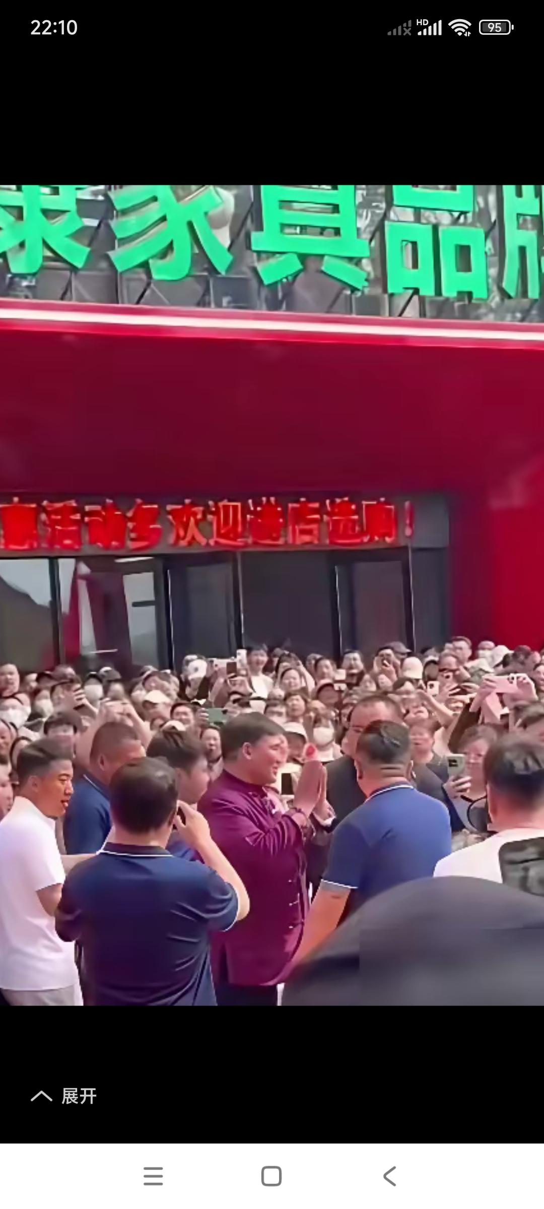 大衣哥朱之文现在真是个大人物儿了。你们看这场面，主要是许多人，伸长了脖子在看