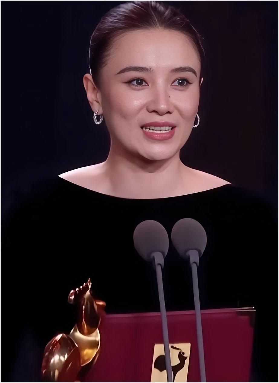 宋佳这波赢麻了！金鸡奖影后拿得实至名归，获奖感言更是杀疯了，难怪同行都得服！