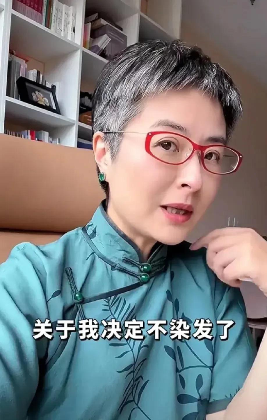 张泉灵说，我这头发白得早，十六岁就开始冒白茬了。我奶奶和我爸都是四十出头就全白了
