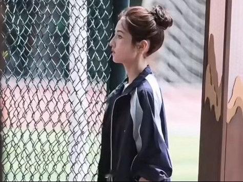 张子枫河清海晏丸子头造型张子枫河清海晏运动装造型路透张子枫不愧是粉丝心中的现偶