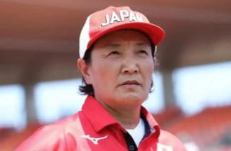“我放弃中国国籍，成为一名日本人，就是为了打败中国队”，而她的父亲则公开回应：“