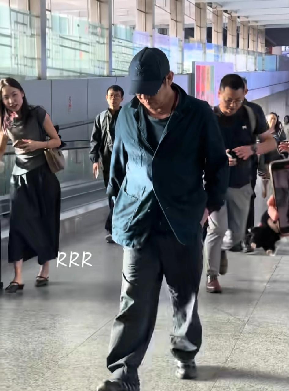 李连杰竟然出院了，健步如飞，身边依然不见利智及其儿女的身影似倒非倒，是手术，恢