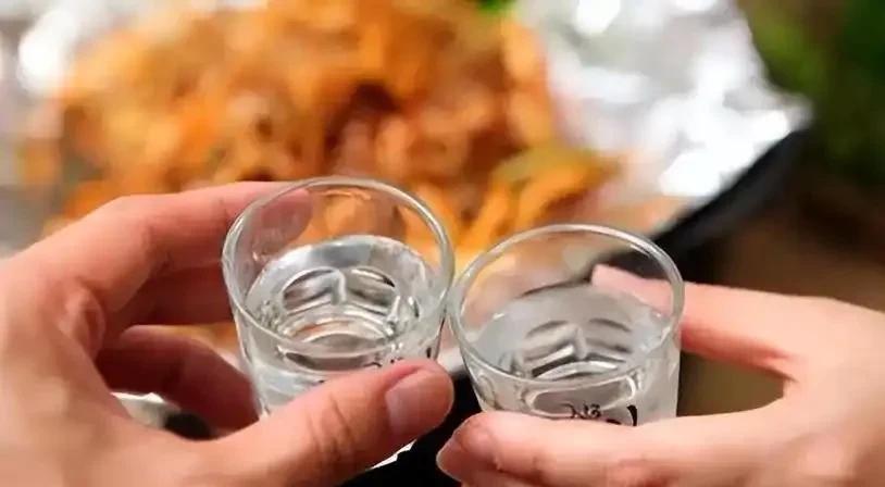 又是喝酒惹的祸！上海，一男子下班后和同事在一起聚餐饮酒，酒后其又自行打车回家，不