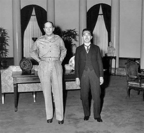 1945年，美国五星上将麦克阿瑟来到日本后，生活靡乱无度，不仅多年霸占着日本第一