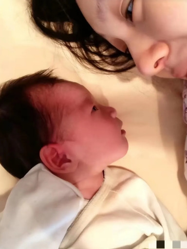 大抵是汪小菲一家出游的温馨场面，刺痛了S妈，她发出大批量玥儿小时候的图片！老