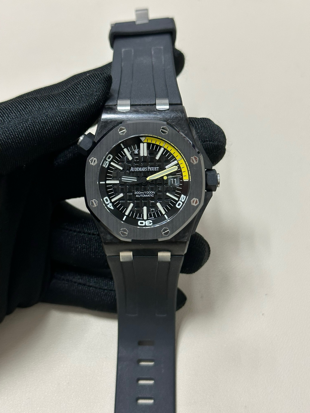 爱彼15706碳纤维经典归来腕表尺寸42mm*13.9mm1.经典标准碳纤维表壳，材质碳纤维同步原版
