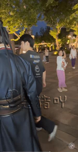 今天，全濮院的粉丝都等着见许凯，可是总等不来许凯出来上厕所，都说许凯今天是不是喝