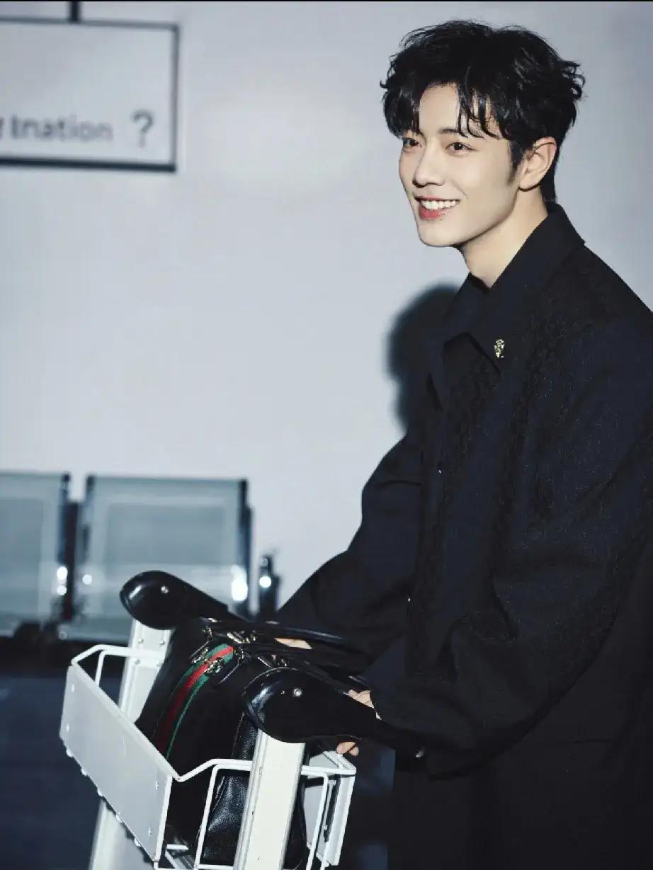 肖战这机场图也太能打了吧！别家明星还在棚里对着灯光板抠姿势，他倒好，机场随