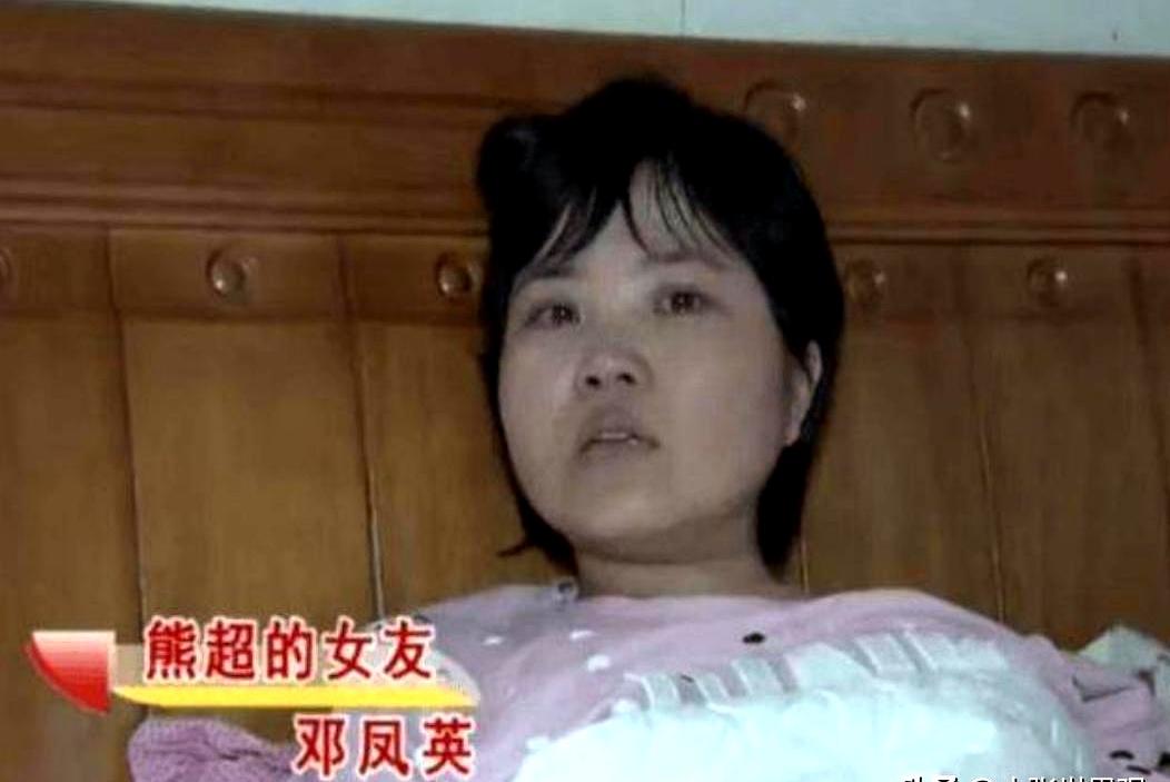 34岁那年，云南的邓凤英瘫在床上，身边连个亲人都没有，陪着她的，是那个跟她谈了1