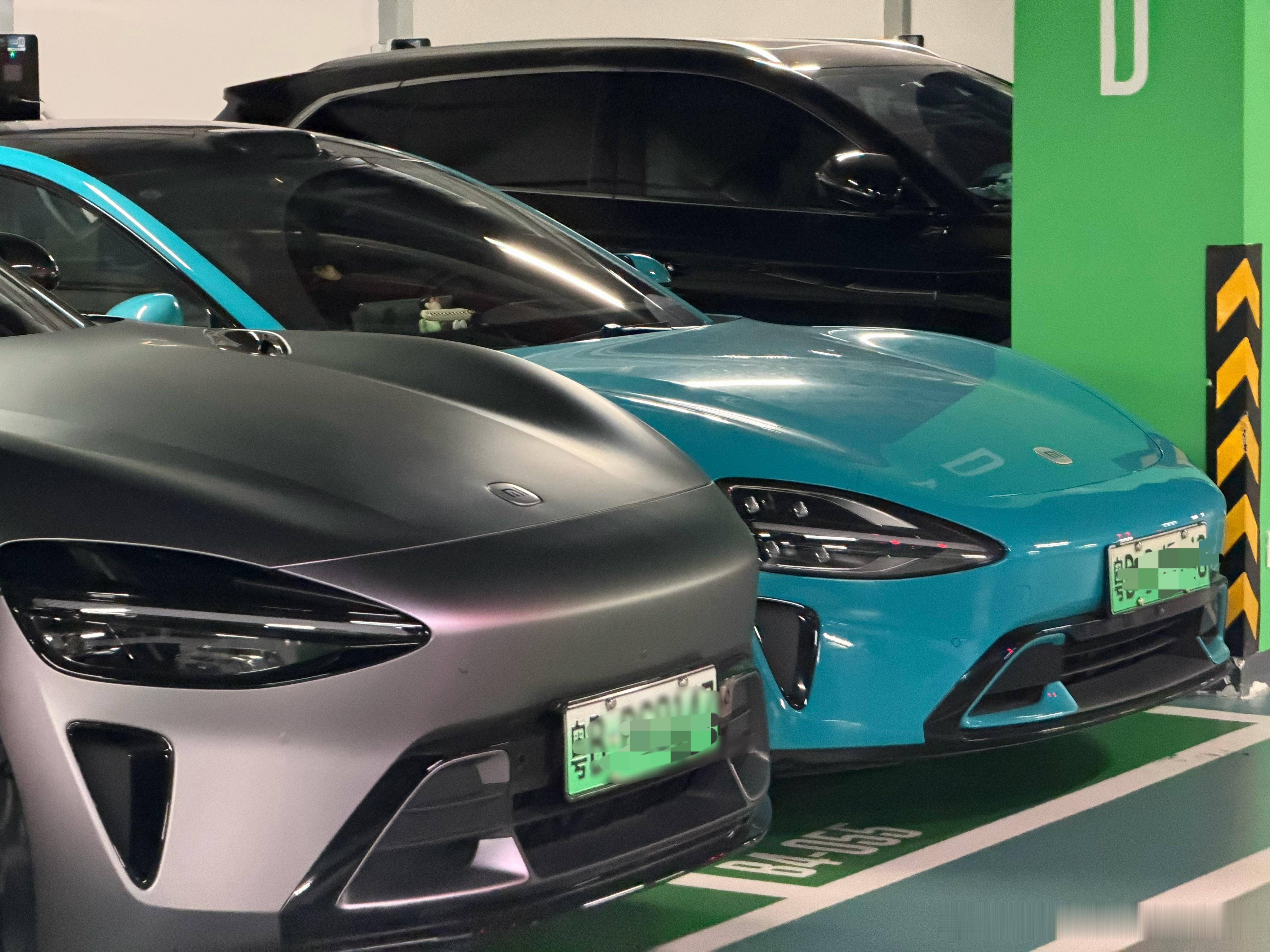 为什么小米车主这么喜欢停车贴贴？同一个停车区域，不管YU7还是SU7就是会情不自