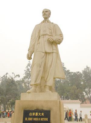 1939年，白求恩医生牺牲后，交通队将他的遗体伪装成重伤员，连夜赶路，将他送到了