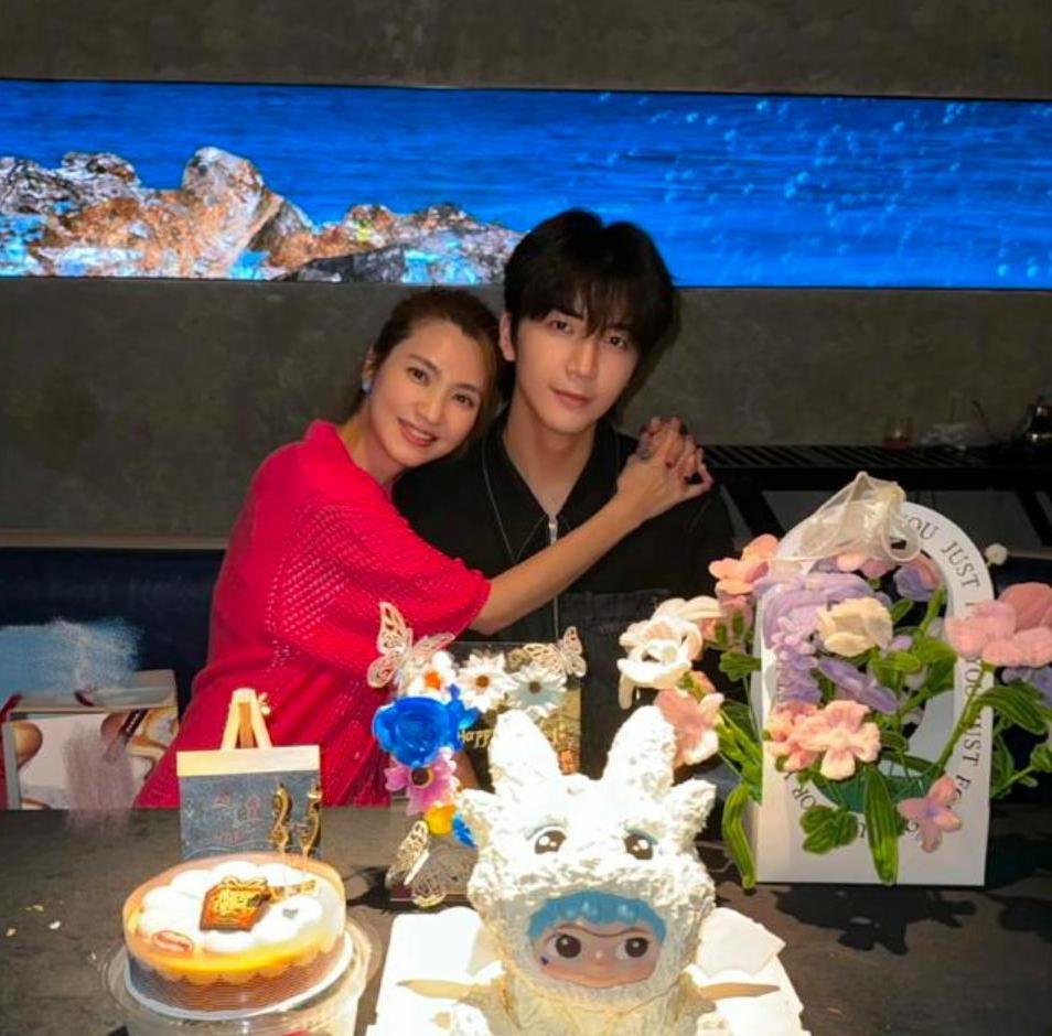 洪欣为儿子庆生，25岁张镐濂搂着同母异父的妹妹，娘仨同框颜值高。