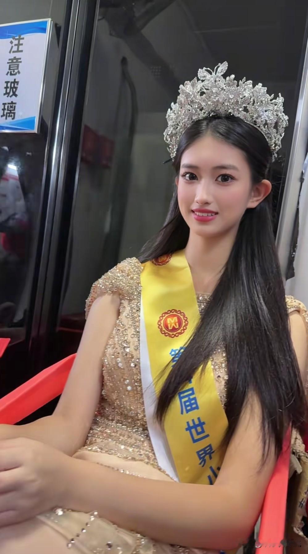 林怡，第74届世界小姐大赛南昌精英赛冠军，来自于江西赣州，小小的瓜子脸蛋，紧凑而