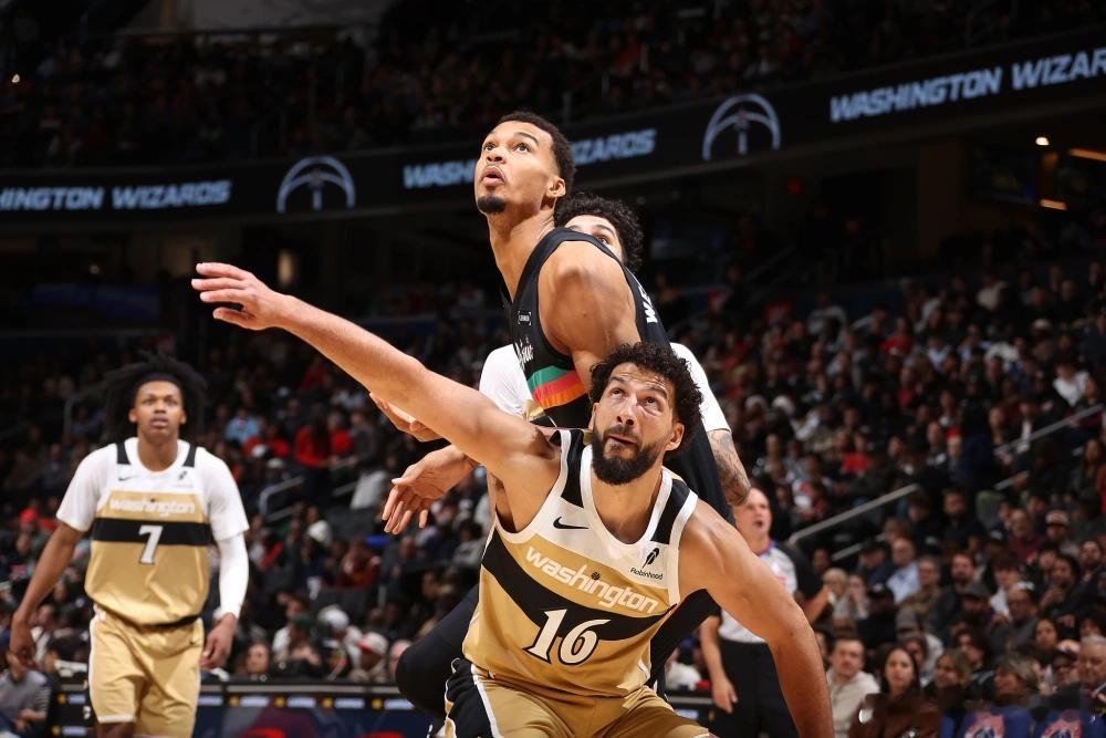 文班创一项最快纪录马刺124-113战胜奇才，文班亚马替补出战22分钟，13投6