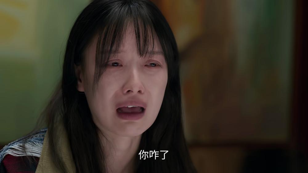 何宇穹死了，死前以为自己在打父亲。他的人生，被一场烟花和一碗茶叶蛋，困住了。