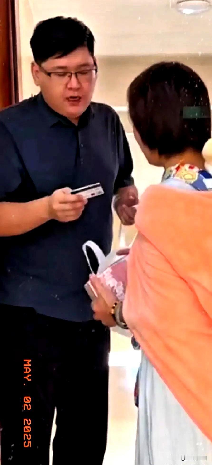 父母拆迁款150万全给了哥哥。家里条件一般的妹妹气得半年没回娘家，连中秋节都