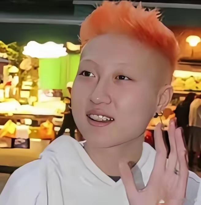 成龙的私生女吴卓林，现在日子也好起来了26岁，在香港开了家设计公司，手下有三十多