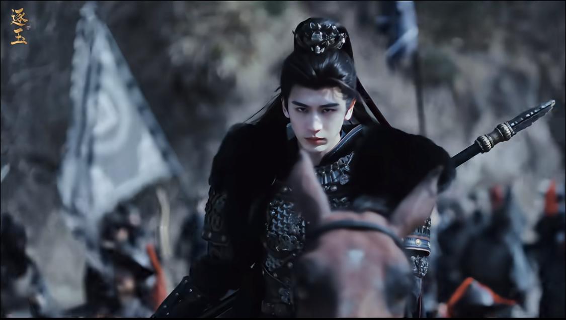 《逐玉》原著中，对武安侯肤色的描述就是：似比落雪还白上几分。却被有心人说成：粉底