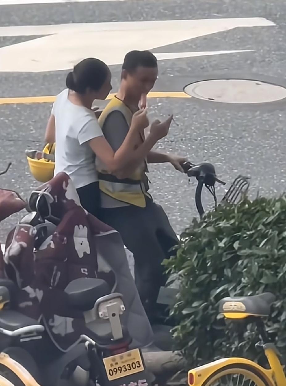 站在楼上窗口的一名女子，无意间看到楼下路边的一幕，直呼绷不住破防了。马路边的