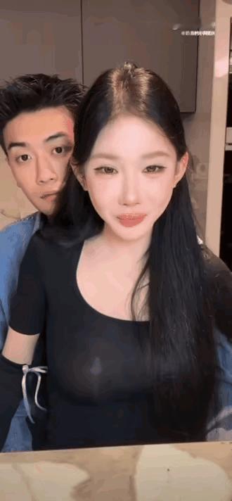 网红薛小婉的直播间里，就出现了令人不适的一幕：男友任权在她身后做出又亲又摸等亲密