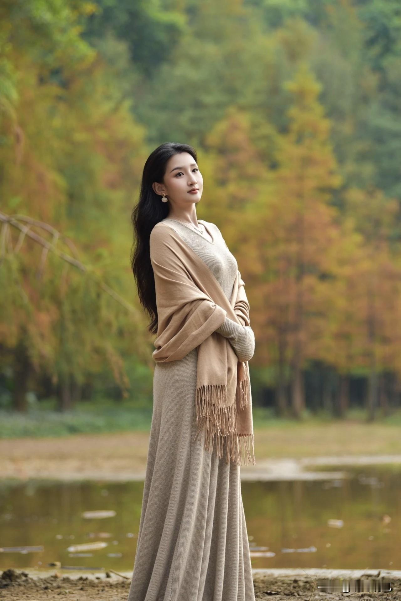 🌲想在树林里拍出温柔又有故事感的照片吗？其实不用太复杂，几个简单的姿势就能帮