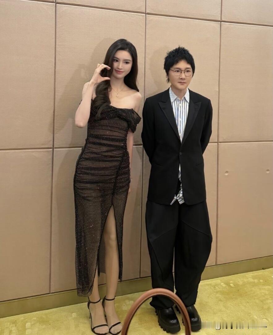 178身高的孙楠已经是男人里的标准身高了，怎么左边的这一个美女看起来比他更高，