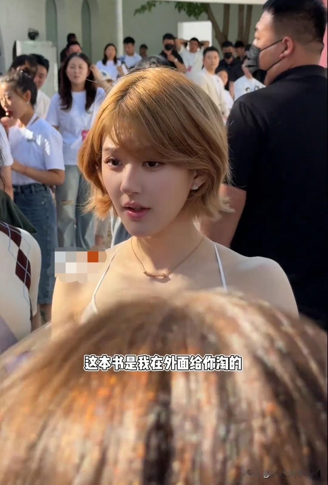 赵露思哽咽安慰哭泣的粉丝，好可爱好温馨的一段对话，追星要的不就是这样真心被回应的