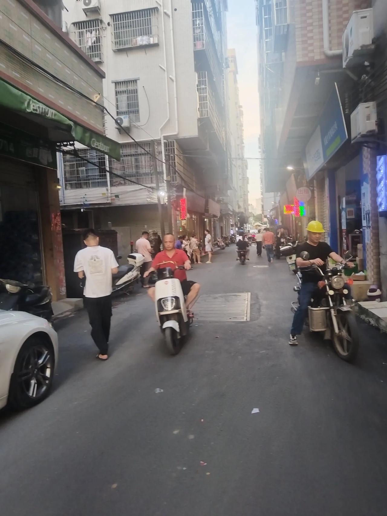 广州发生地震了今天下午6点45分左右白云区发生地震，震撼很明显，房子摇晃，窗户