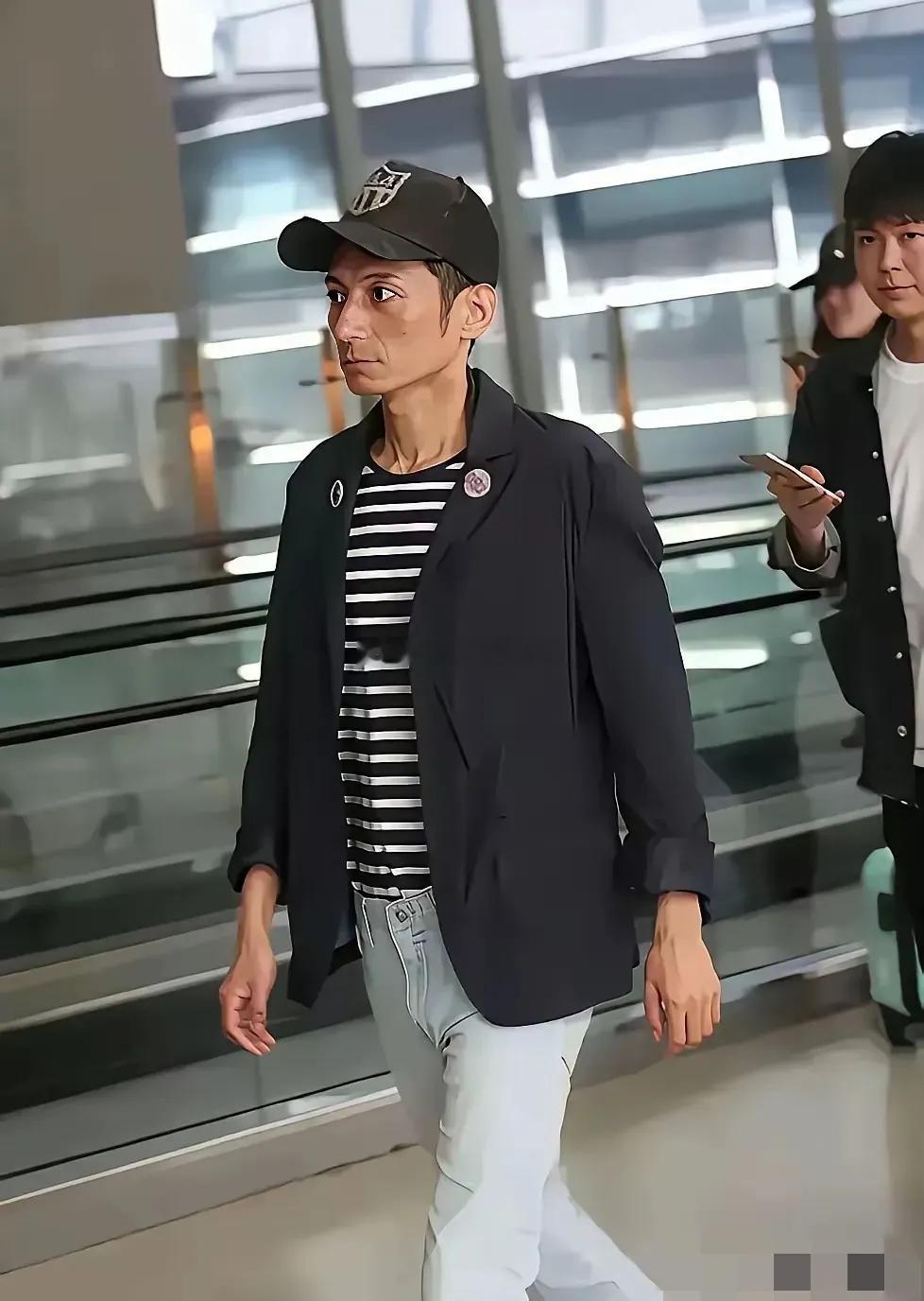 这人真的是李维嘉吗？打眼一看还以为是从非洲来了。不是注重养生和保养吗？怎么适得其