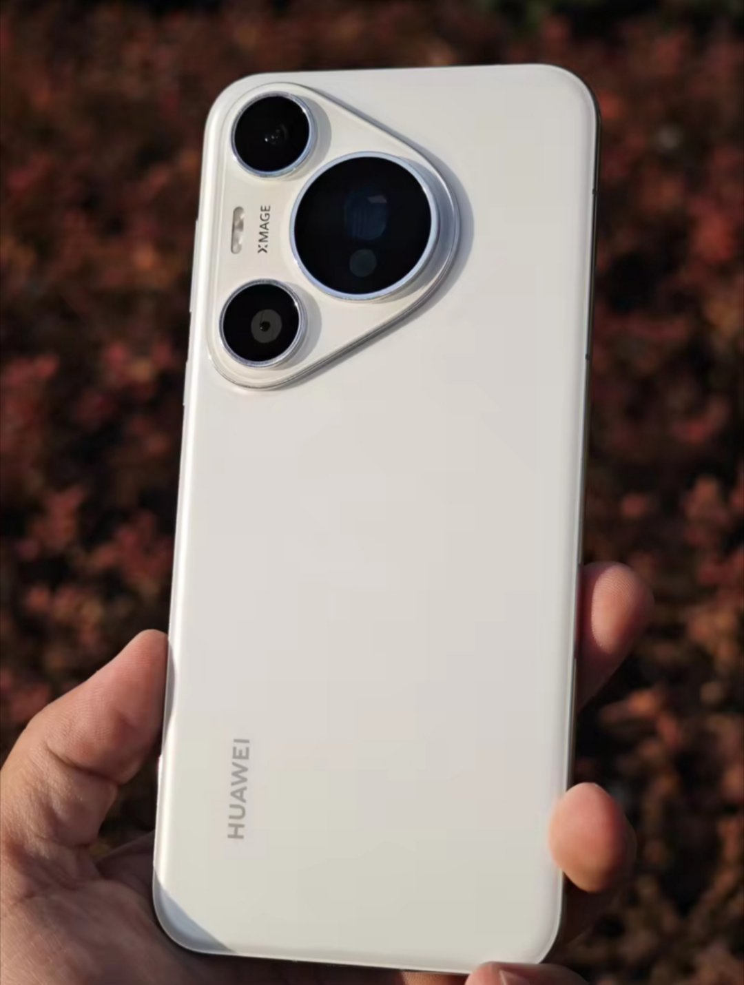 要说现在的旗舰机卷啥，基本都在卷影像。像我拿的这个Pura70Pro，什么超聚