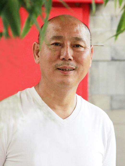 1991年，身价过亿的李诚儒，把糟糠之妻和6岁儿子赶出家门，立刻回头娶了小18岁