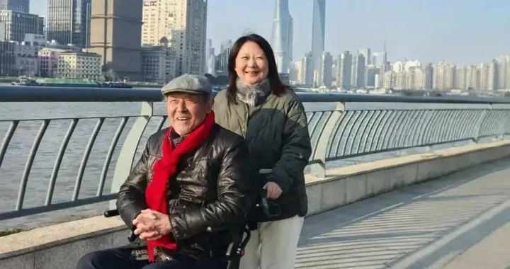 86岁达式常轮椅现身：岁月沉淀下的银幕男神风采