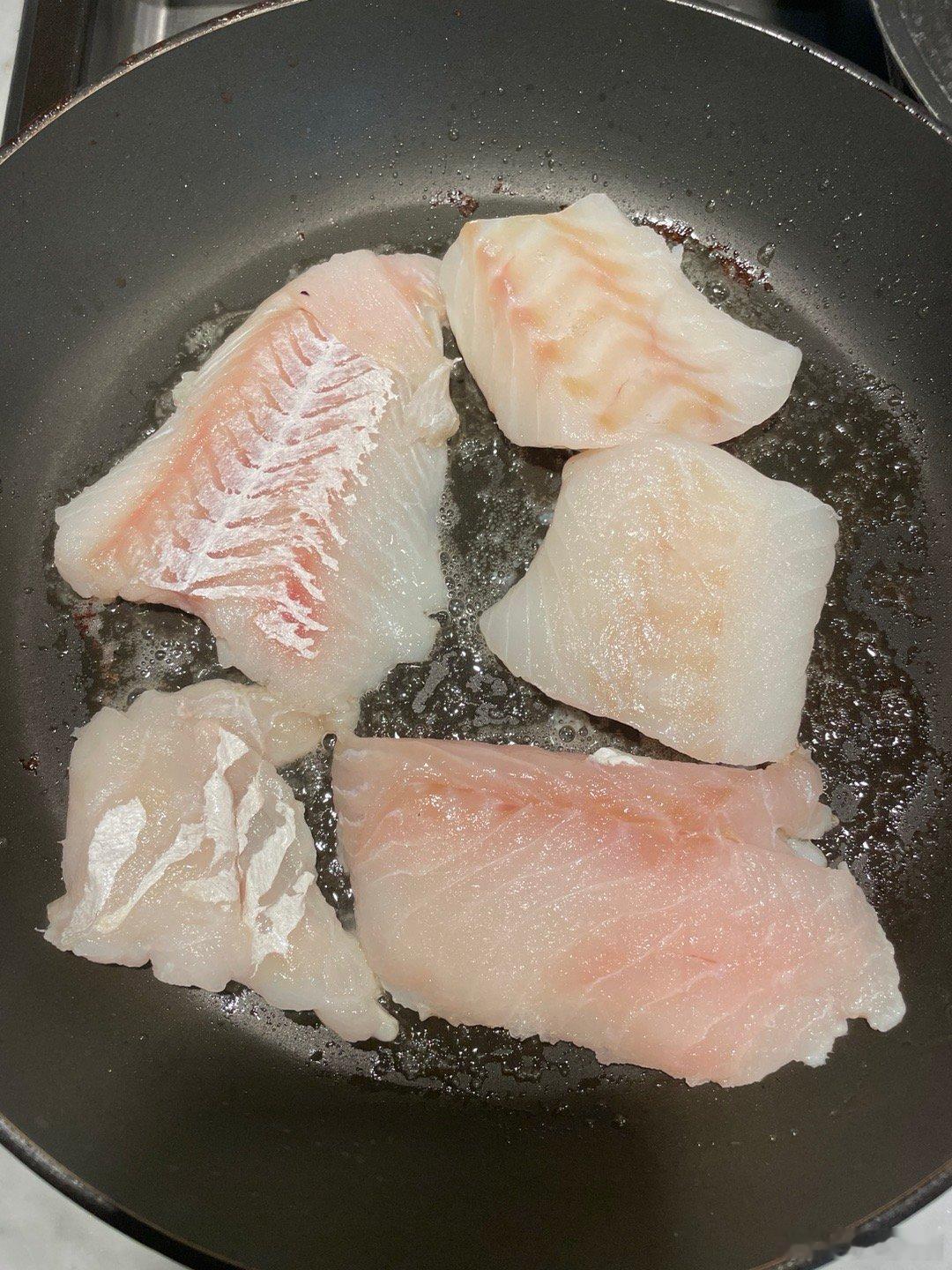今天的晚饭。四个菜一共就花了15分钟，主要是因为不用做肉菜，这个洋葱炒肉(?)里面的肉其实是刘青云家