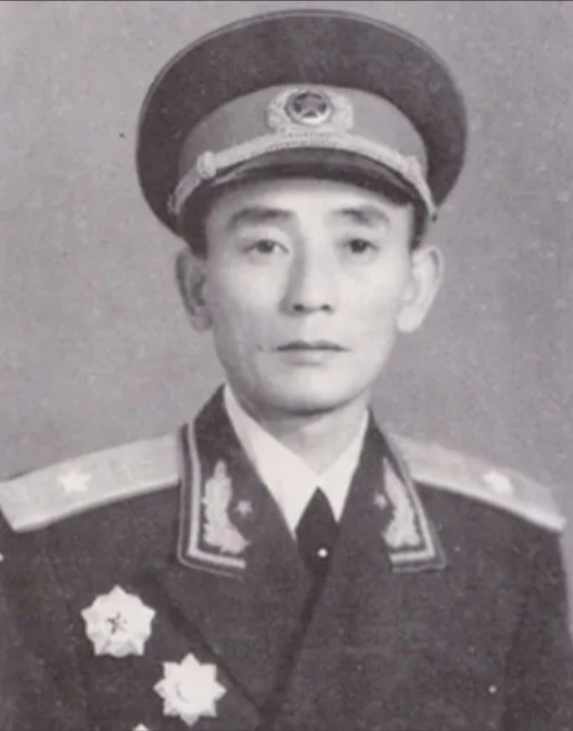 1973年，福州军区副司令的妹妹进城，特意来看望他，期间，妹妹对哥哥说：“哥，我
