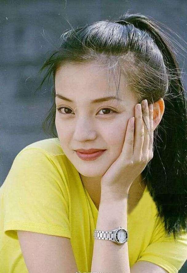 我感觉她生活中应该非常漂亮，要不然导演也不会老让她演大美女，女主角。第二张图片