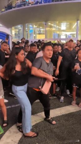 事发马来西亚吉隆坡，一位名叫安妮塔·帕特尔的印度女子在演唱会现场用刀袭击一名中国