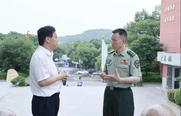 国防科大这回换校长，动静挺实在，新校长雷勇军刚履新，没先坐办公室听汇报，拎着包就