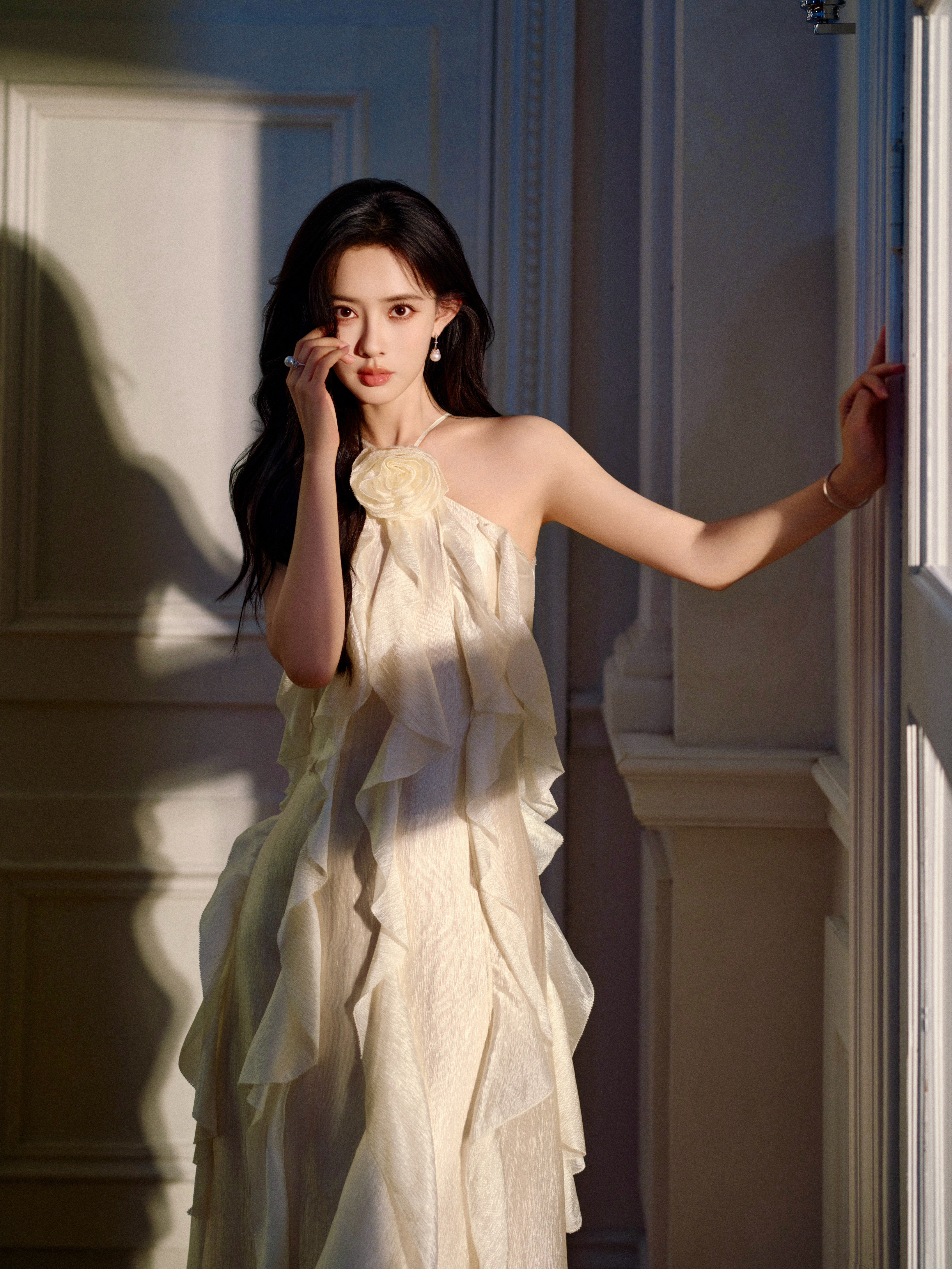👠孟子义米白玫瑰挂脖裙