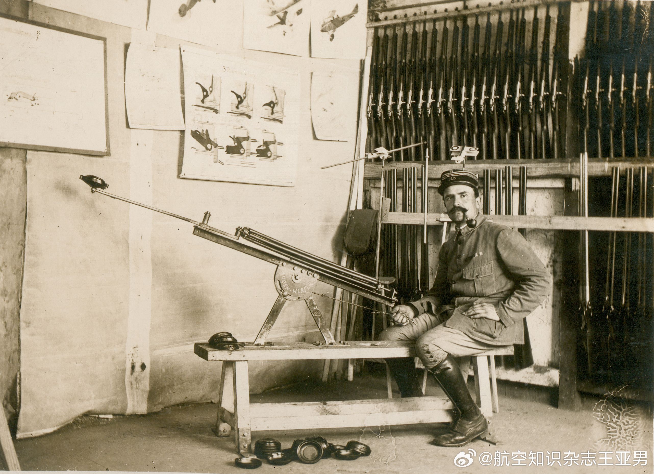 1918年，法国昂贝略军事飞行学校的飞行学员们正在进行射击训练。他们使用的器材，