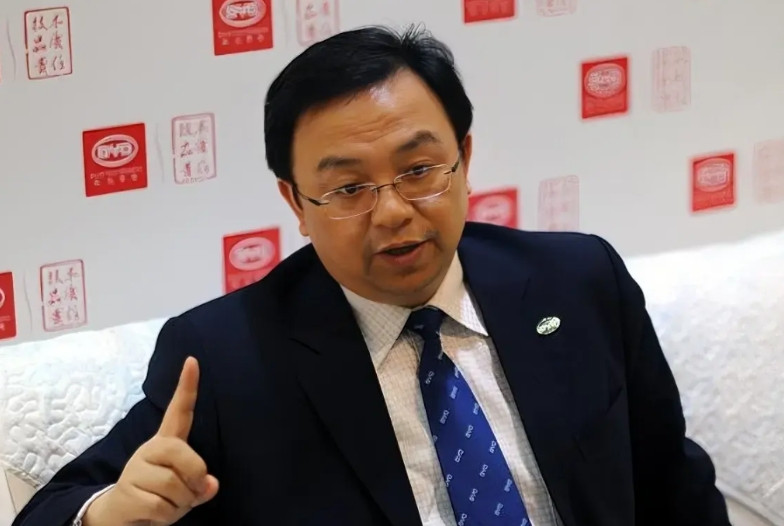 王传福笑了，比亚迪乐了，丰田章男“哭”了，丰田“奄”了。比亚迪可以大声向全世界宣
