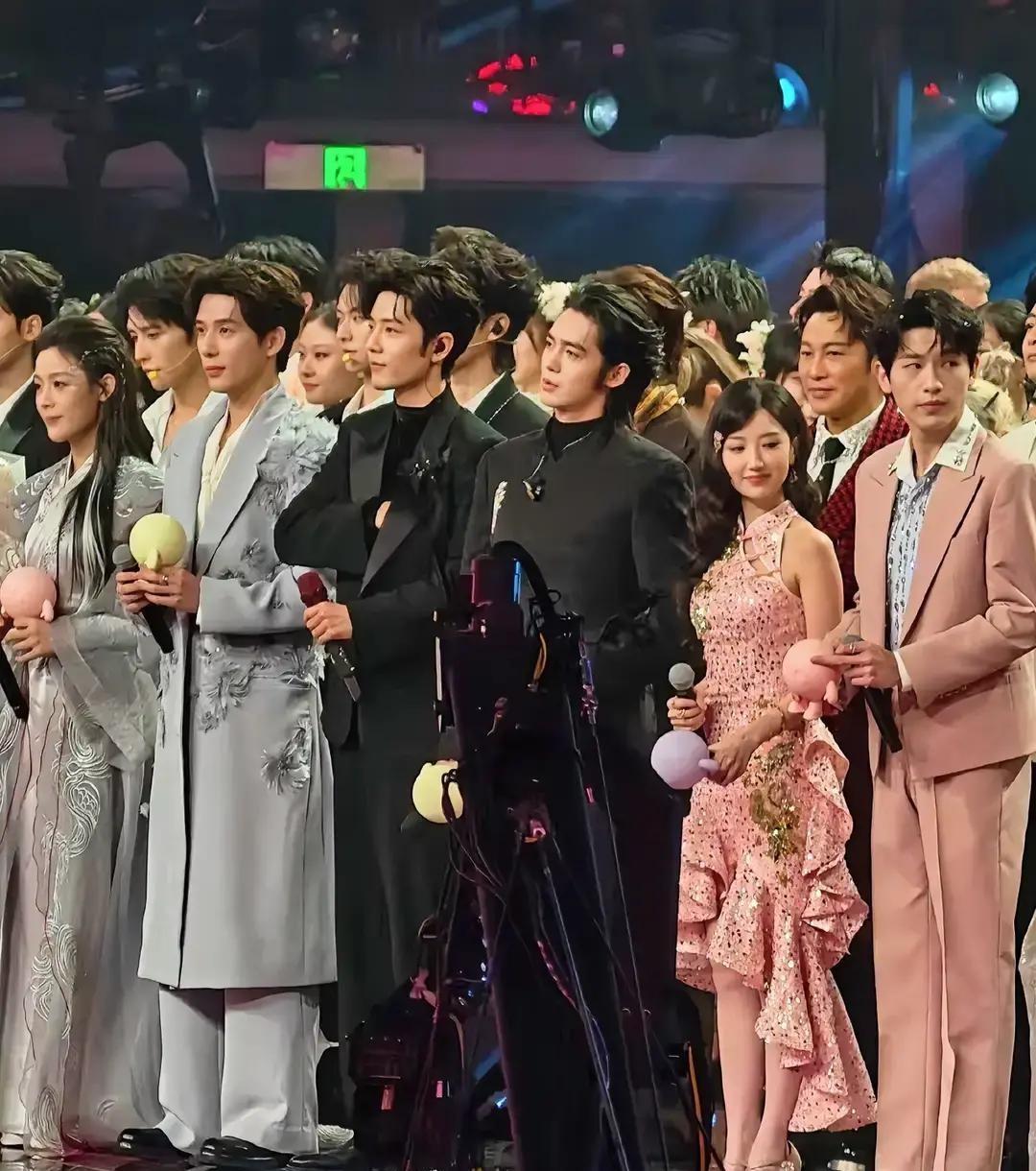 毛晓彤163，陈丽君168，就这么几厘米，网上炸锅了。可镜头扫过，气场反了。