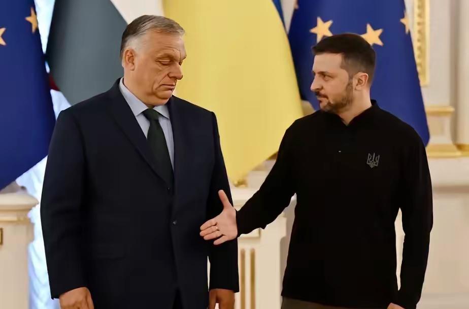 欧尔班刚打电话认输没多久，泽连斯基就抢先发推祝贺彼得·马加尔和蒂萨党大胜。​