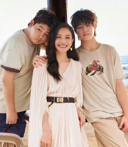 沙溢真是藏的深难怪现在瘦下来这么轻松原来是两个孩子都去英国上学去了，他现在是